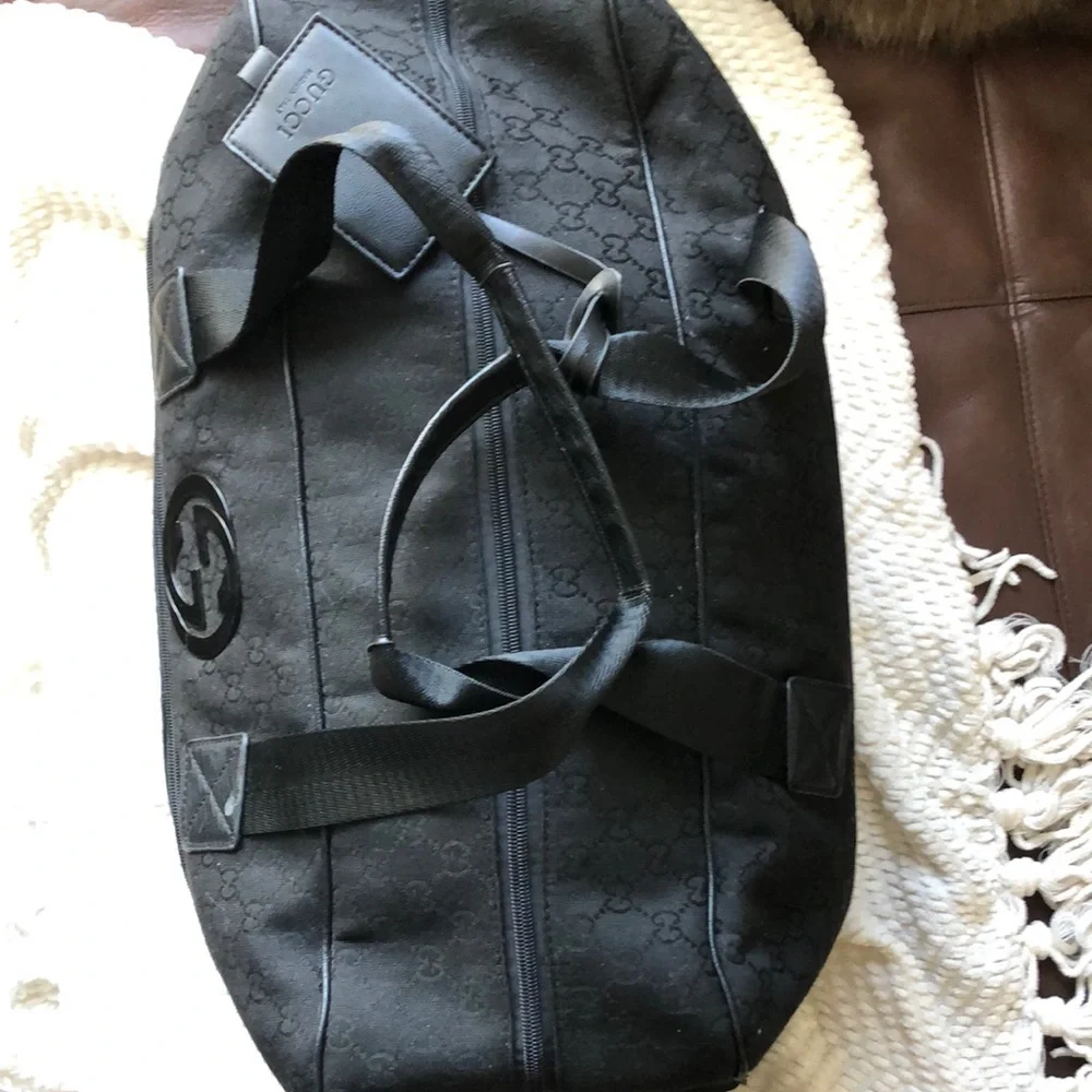 Gucci Black and Red Duffel Bag with Iconic Design - Picture 3 of 10